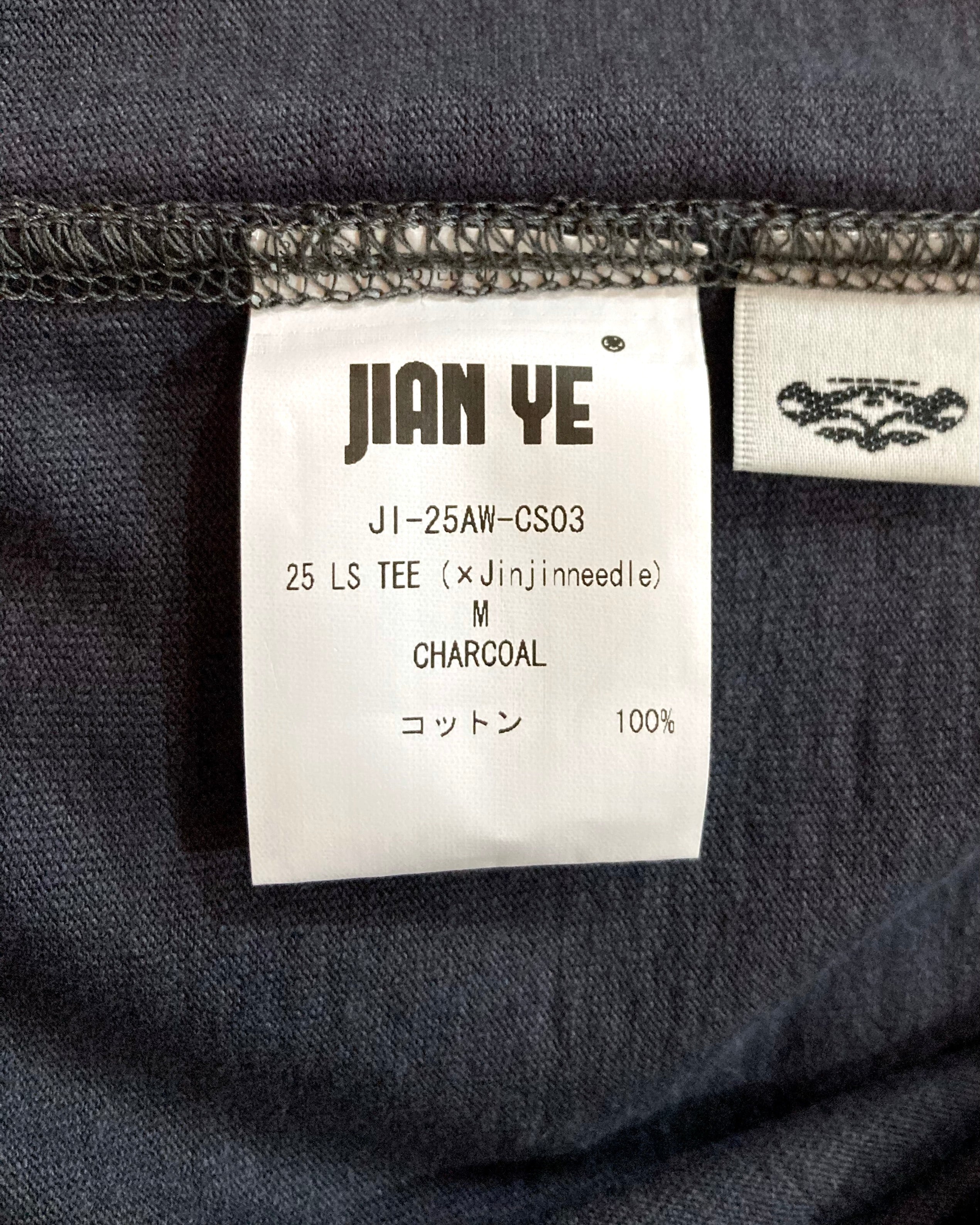 JIAN YE / 25 LS TEE × JINJINNEEDLE - Charcoal