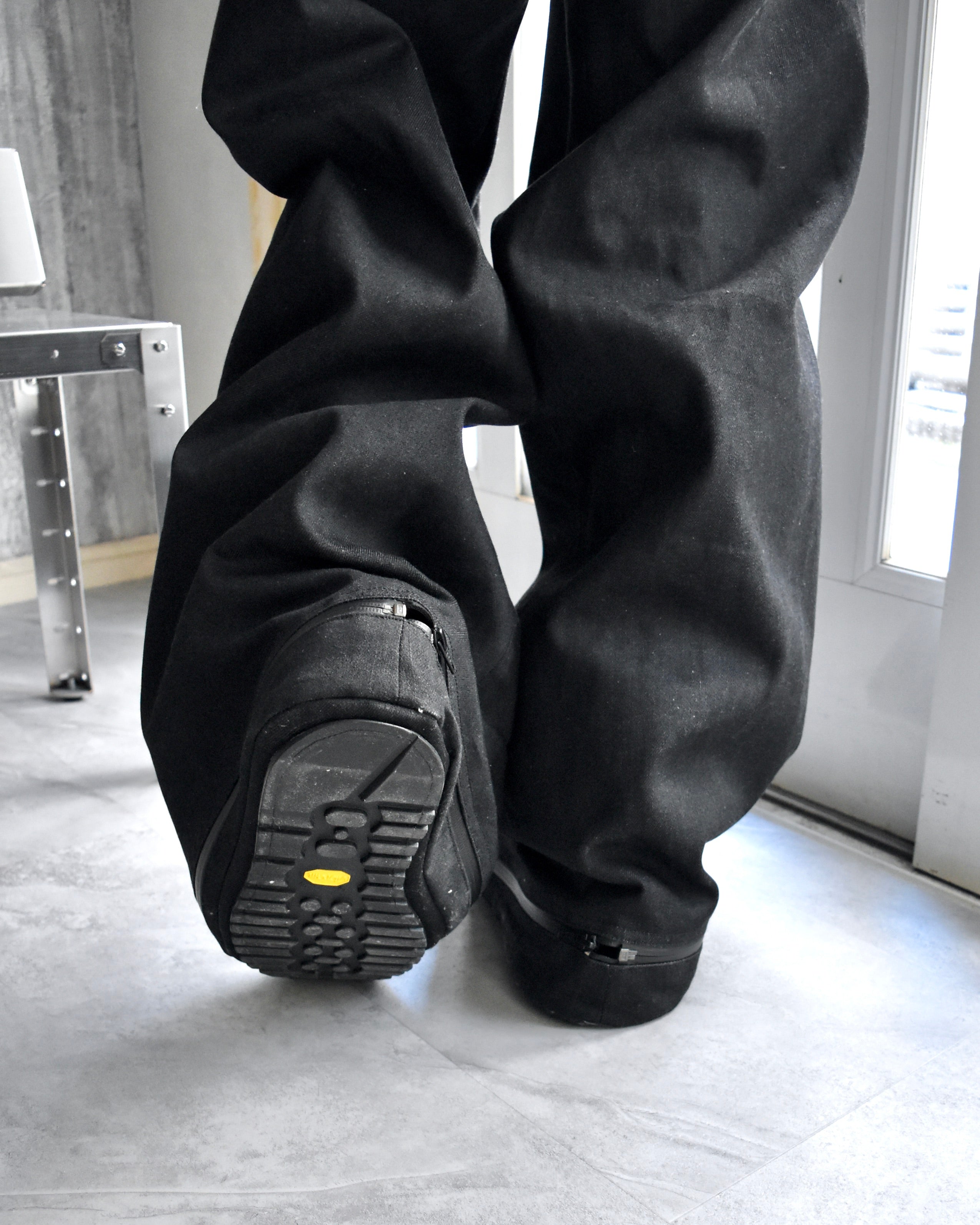 OPPOSE DUALITY / 6POCKET SUB ONG VIBRAM DENIM TROUSERS - Blackgray