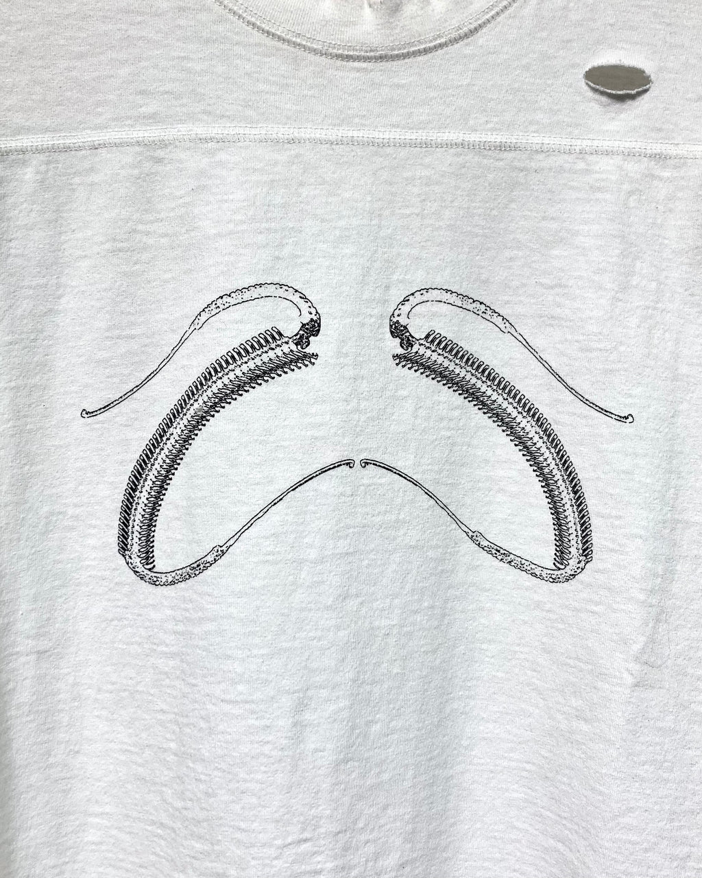 JIAN YE / 25 TEE × JINJINNEEDLE - White