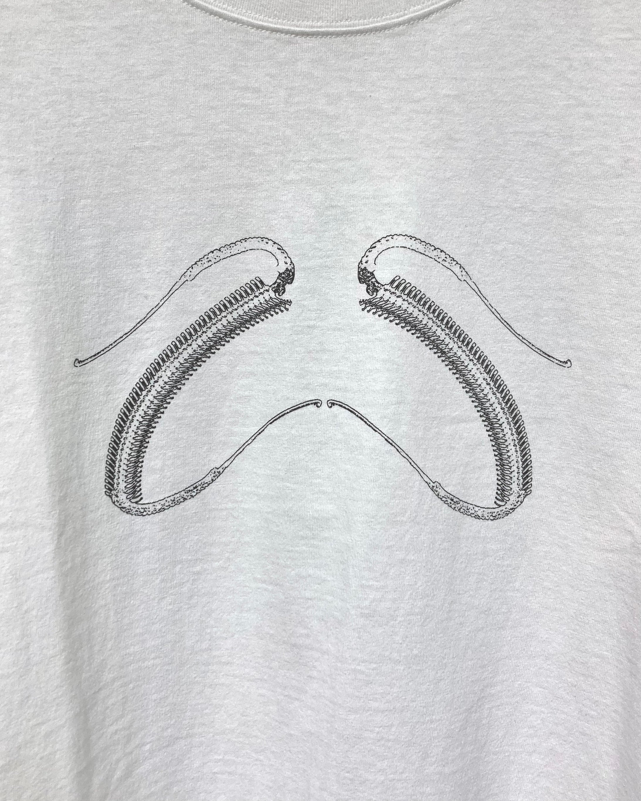 JIAN YE / 25 LS TEE × JINJINNEEDLE - White