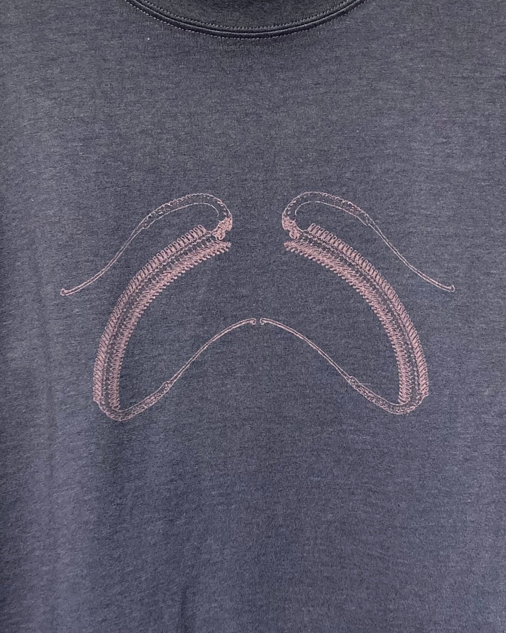 JIAN YE / 25 LS TEE × JINJINNEEDLE - Charcoal