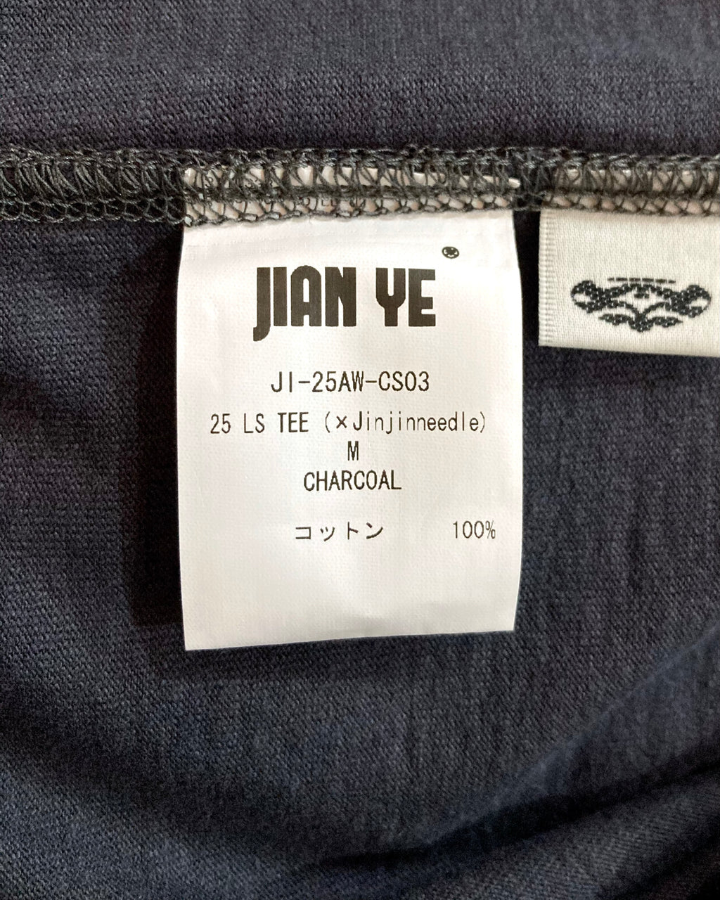 JIAN YE / 25 LS TEE × JINJINNEEDLE - Charcoal