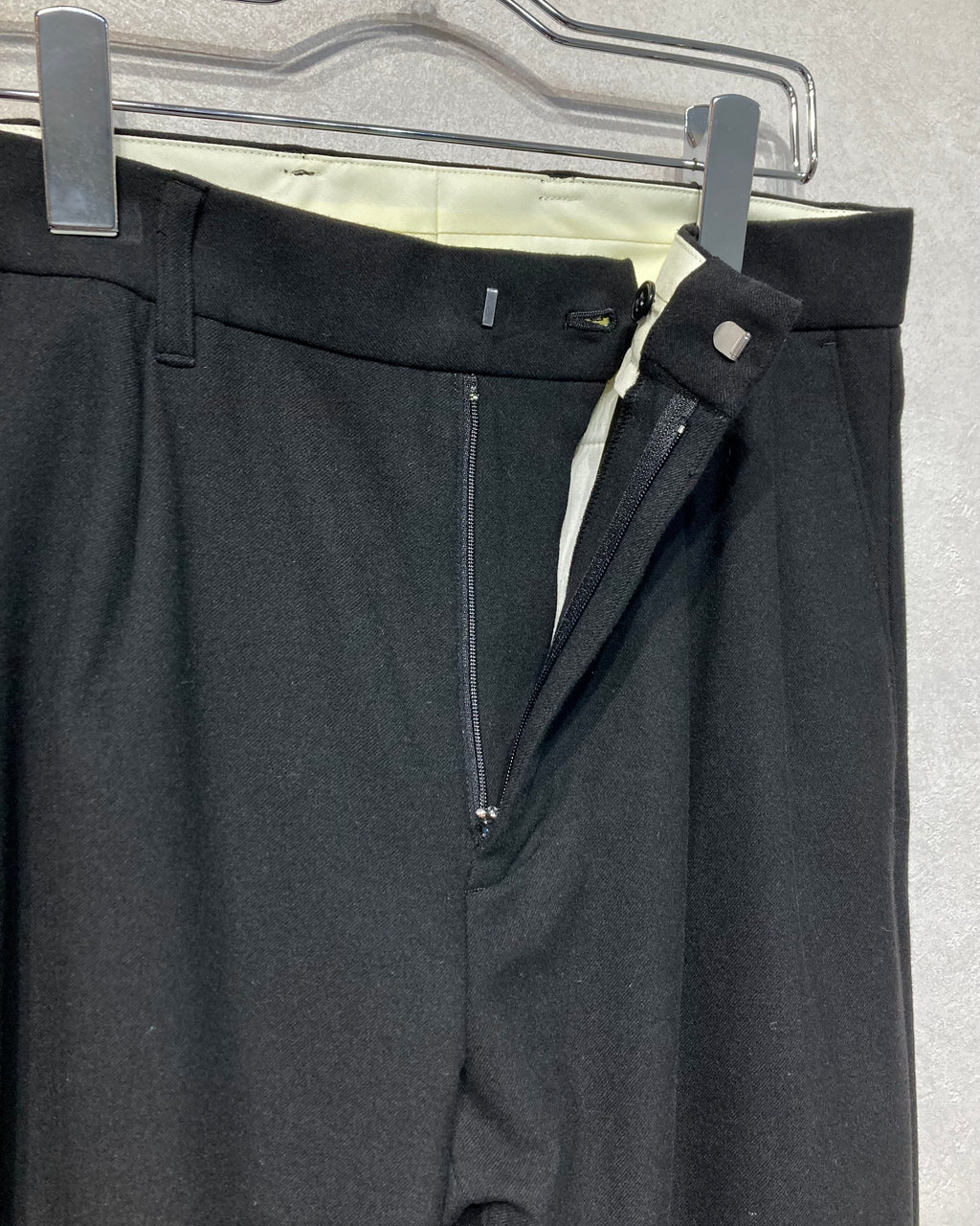 ABELIA EDOWARD GOUCHA / TAPERED SLACKS - Black