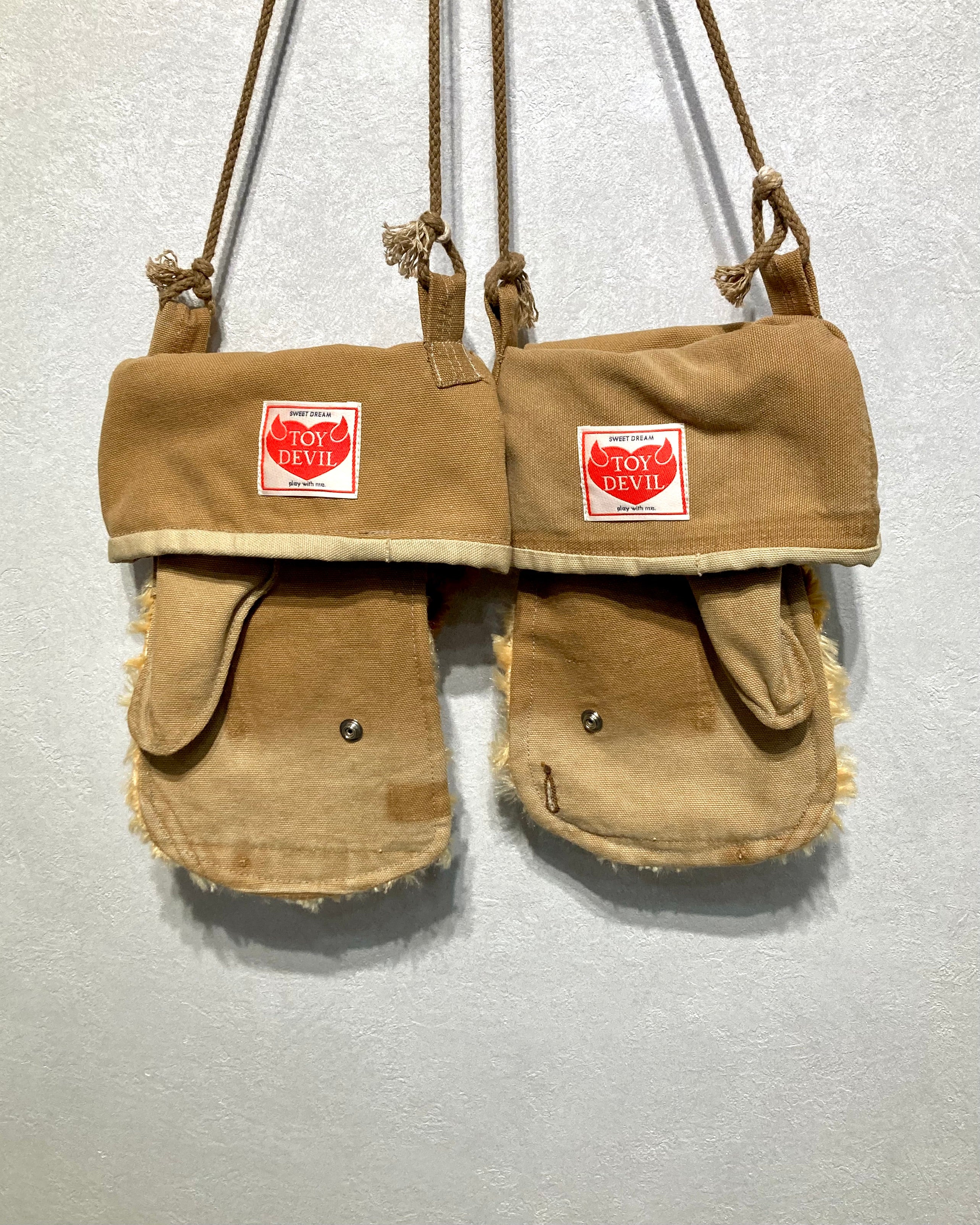 TOY DEVIL / PLUSHTOY GLOVE BAG