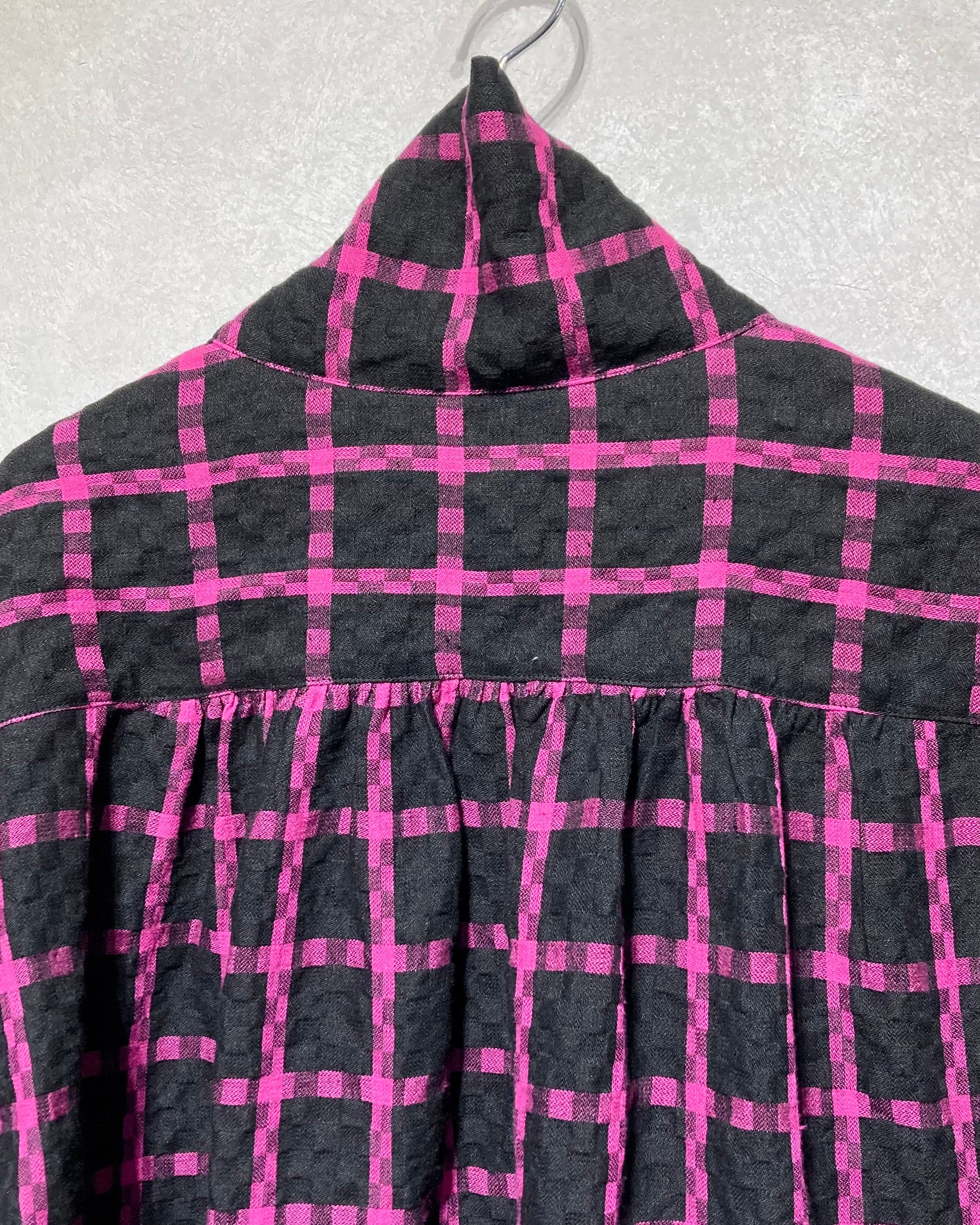 OIRA / HIGH NECK SHIRT - Linen black pink
