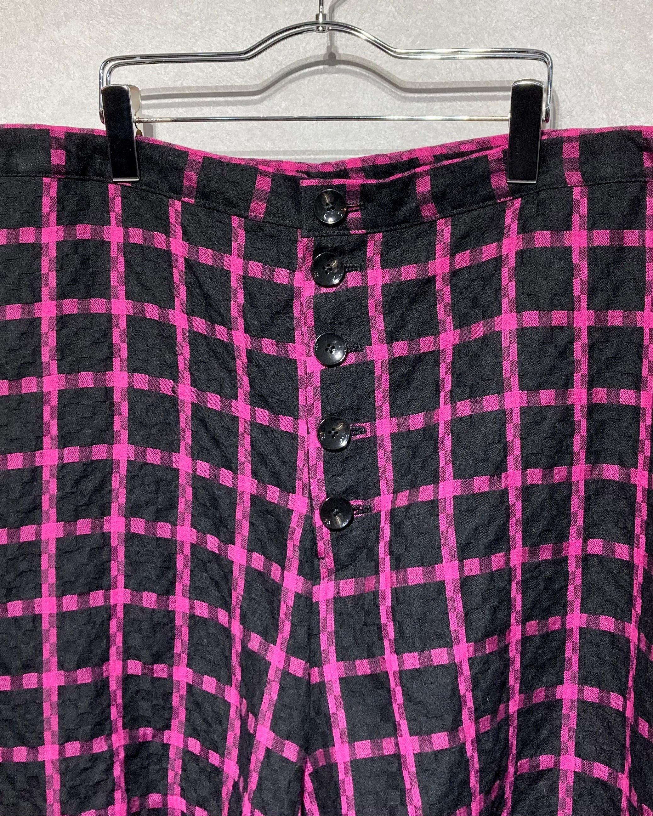 OIRA / KAKKE SHORTS - Linen black pink