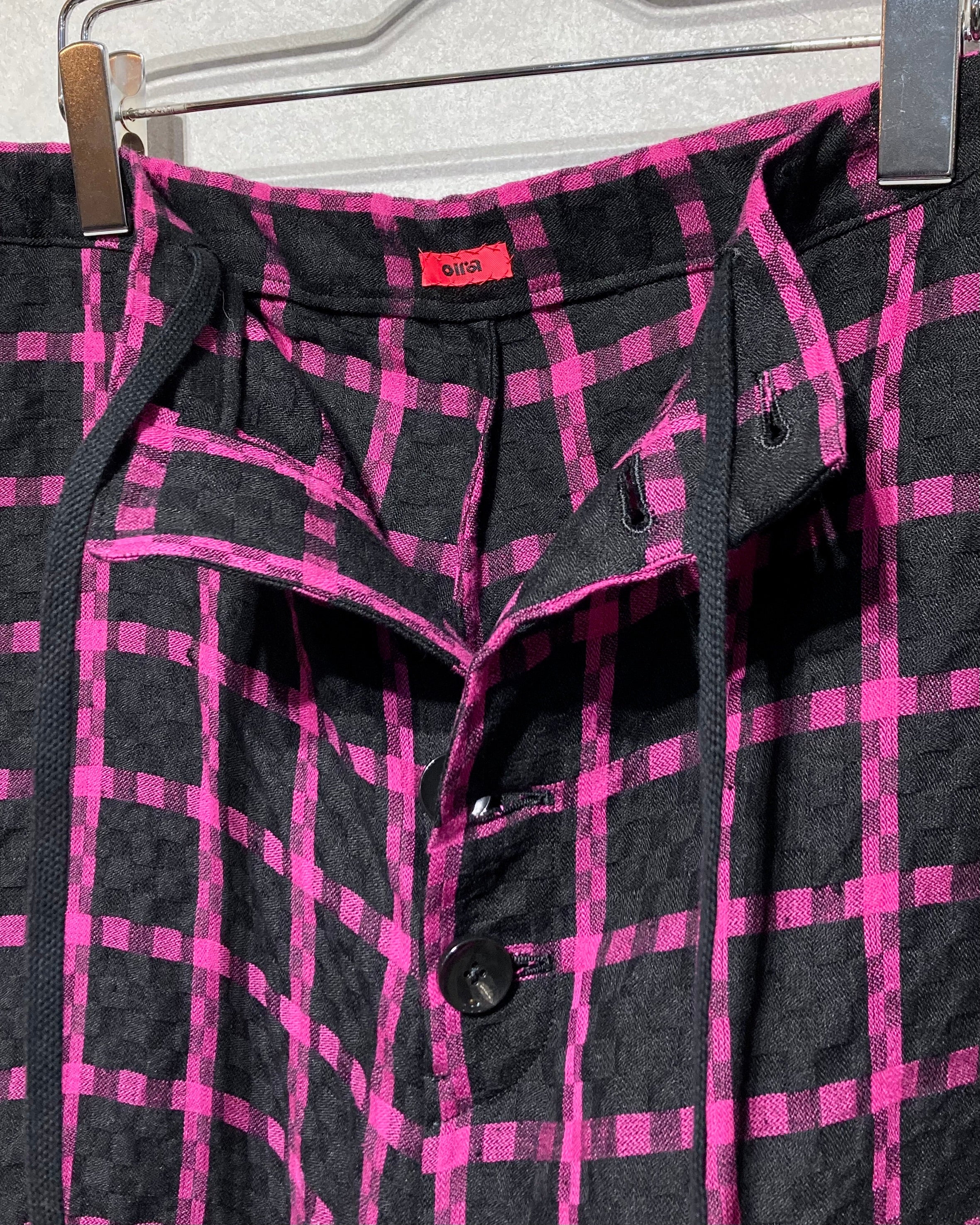 OIRA / KAKKE SHORTS - Linen black pink